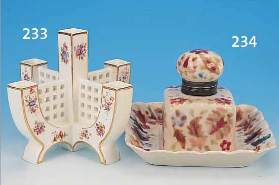SCHREIBTISCHAUFSATZ, HOLLAND, UM 1860, FAYENCE, BUNT BEMALT, STIL. BLUMENDEKOR, TINTENFASS MIT PORZELLANEINSATZ, GESAMTH. 12 CM, ...