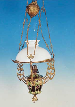 DECKENPETROLEUMLAMPE, FRIESLAND, UM 1890, MAJOLIKAKORPUS MIT RELIEFIERT FLORALEM DEKOR, BUNT BEMALT, MILCHGLASSCHIRM SEK., METALL- MONTUREN, ...