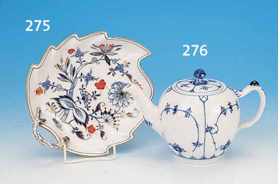BLATTSCHALE, MEISSEN, UM 1870, PORZELLAN, BLAUES ZWIEBELMUSTER, ROT U. GOLDGEHöHT, GOLDSTAFFAGE, L. CA. 21 CM, BESTE ...