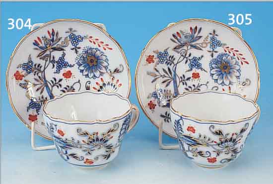 TASSE MIT UNTERTASSE, MEISSEN, UM 1870, POR-ZELLAN, BLAUES ZWIEBELMUSTER, ROT U. GOLDGE- HöHT,  BESTE ...