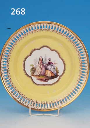 ZIERTELLER, KPM BERLIN, UM 1830, PORZELLAN, ZITRONENGELBER FOND, FEINE BUNTE BEMALUNG ZWEIER DAMEN IN PARKLANDSCHAFT, RAND IN ...