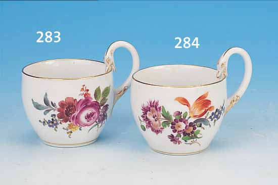 TASSE MIT SCHLANGENHENKEL, MEISSEN, UM 1860, PORZELLAN, BUNTE BEMALUNG, QUALITäTVOLLER BLUMENDEKOR, GR. BOUQUET U. ZWEI STREUBLüM- CHEN, ...