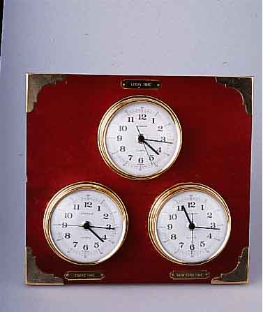 DUGENA 3-ZEITZONEN MARINEWANDUHR, DEUTSCH- LAND UM 1985, AUF EDELHOLZPLATTE 3 VERSCH. VONEINANDER UNABHäNGIGE QUARTZWERKE, üBER EINE ...