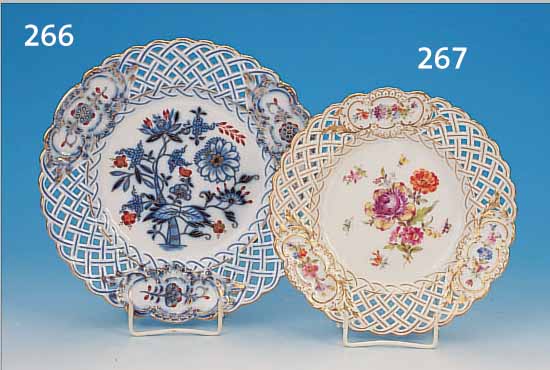 ZIERTELLER, MEISSEN, UM 1880, PORZELLAN, FEINE BUNTE BLUMENBOUQUETMALEREI U. INSEKTEN, INNEN GR. BOUQUET, AM RAND DREI KARTUSCHEN MITKLEINEN ...