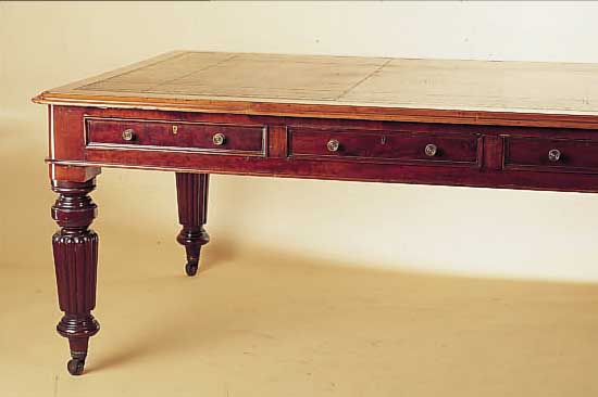 GROßER SCHREIBTISCH, ENGLAND, UM 1900-1910, MAHAGONIFURNIER, GERIEFTE BEINE MIT ROLLEN, BEIDSEITIG ZU BENUTZEN (SOG. PARTNER-DESK), MIT JE VIER ...