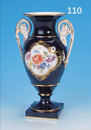 DOPPELHENKELFUSSVASE, MEISSEN, UM 1924-34, PORZELLAN, KOBALTBLAUER FOND, GROSSE KARTU- SCHE MIT FEINER BUNTER BLUMENMALEREI, SCHöNES BOUQUET, ...