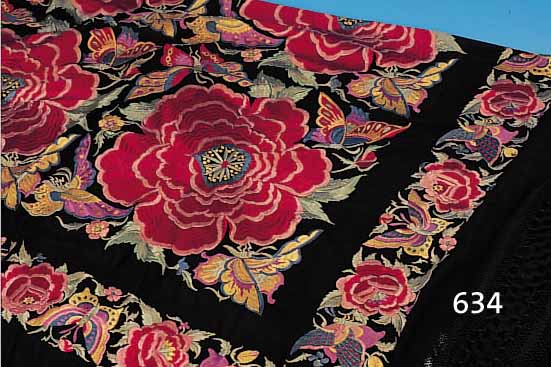 FLüGELDECKE, SCHWARZE SEIDE, REICH BUNT BESTICKT MIT BLUMEN UND SCHMETTERLINGEN, BREITER GEKLöPPELTER RAND MIT LANGEN FRANSEN, CA. 140 X ...