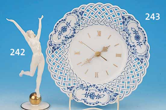 PORZELLANFIGUR, HUTSCHENREUTHER, UM 1920, FRAU AUF GOLDENER KUGEL, TYP. ART-DECO, H. 20 CM