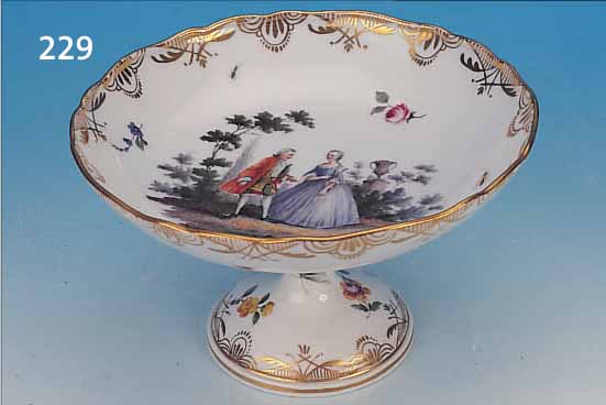 AUFSATZSCHALE, MEISSEN, UM 1870, PORZELLAN, FEINE BUNTE BEMALUNG, ROMANTISCHE WATTEAU- SZENE IN PARKLANDSCHAFT, INNEN- U. AUSSENSEI- TE MIT ...