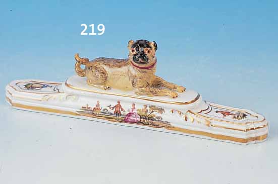 PAPERWEIGHT, MEISSEN, UM 1745-50, PORZELLAN,BEKRöNT VON VOLLPLASTISCHER MOPSSKULPTUR, SOCKEL UMLAUFEND BUNT BEMALT, IN INSGES. VIER KARTUSCHEN ...