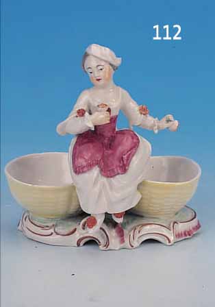 ANBIETSCHäLCHEN FüR SALZ, FRANKENTHAL, UM 1776-78, PORZELLAN, ENTWURF LANZ UM 1760,VOLLPLASTISCHE MäDCHENFIGUR AUF ZWEI STIL. KöRBCHEN ...