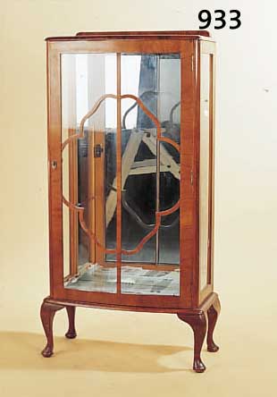 VITRINE, FRANKREICH UM 1935, 3-SEITIG VERGL.NUSSBAUM/WURZELNUß FURNIERT, 2 GLASEINLEGEBö- DEN, 3-SEITIG VERGLAST, SCHLüSSEL FEHLT, GE- ...