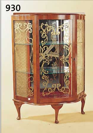 VITRINE,ENGLAND UM 1920/30, NUSSBAUMFURNIER,3-SEITIG VERGLAST MIT ORNAMENTEN, RüCKSEITIG VERSPIEGELT,2 GLASEINLEGEBöDEN, OHNE ...