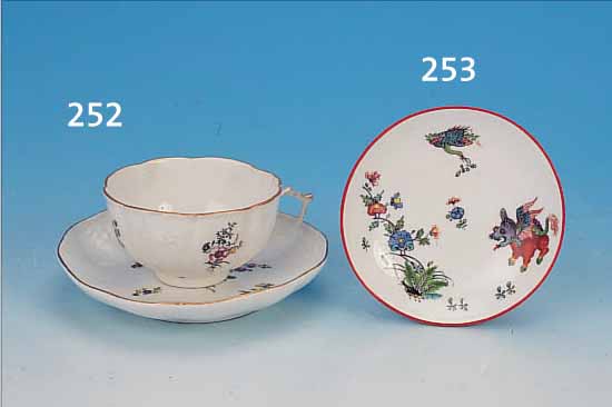 TASSE MIT UNTERTASSE, MEISSEN, UM 1740/50, PORZELLAN, GOTZKOFSKY MODELL, IN DER TASSEN- WANDUNG VIER RELIEFIERTE WEISSE BLUMENBOU- QUETS, ...