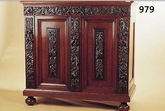 HALBSCHRANK, NIEDERLANDE, 19. JH., EICHE, GESCHNITZTE APPLIKATION MIT FLORALEN MOTIVEN: PUTTOS, ADLERN, LöWEN UND DEM HER- ...