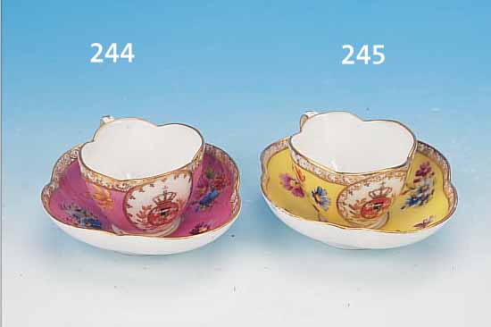 TASSE MIT UNTERTASSE, DRESDEN, 19. JH., PORZELLAN, ROSAFARBENER FOND, QUALITäTVOLLE POLYCHROME BEMALUNG, ZWEI KARTUSCHEN MIT DEM KöNIGLICH ...