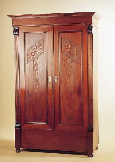 SCHRANK, WOHL BELGIEN, UM 1910, NUSSBAUM, MIT 2 KASSETTIERTEN TüREN, DIESE MIT FLORALEN APPLIKATIONEN, 3 EINLEGEBöDEN,GEBRAUCHSSCHäDENM: ...
