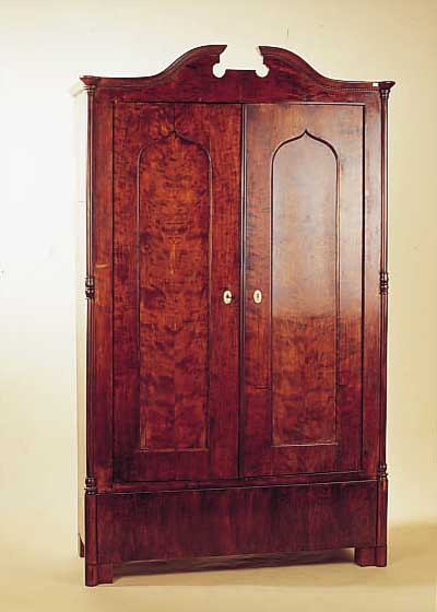 SCHRANK, ÖSTERREICH, UM 1870, BIRKE- FURNIER, IM GIEBEL MIT PERLLEISTENDEKOR, 3 EINLEGEBöDEN, RESTE ALTEN WURMBEFALLS, GE- BRAUCHS- ...
