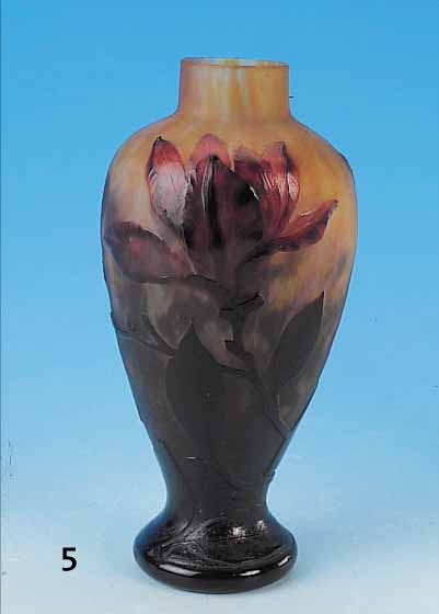 VASE, DAUM NANCY, SIGN., UM 1900, FARBLOSES GLAS, ZWISCHEN DEN SCHICHTEN STREI- FIG GELB U. DUNKELROT EINGEPUDERT, PUPURROTER ...