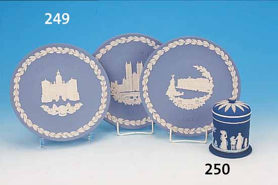 DECKELDOSE, WEDGWOOD, 20. JH., BISKUITPORZELLAN, BLAUER FOND, WEISSER RELIEF.FRIES UMLAUFEND, ANTIKISIEREND DEKOR, H. 11CM