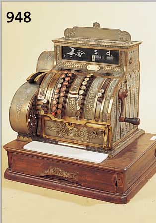 KASSE, DEUTSCH, UM 1900, MESSINGGUßGEHäUSE, FLORALEN VERZIERUNGEN, AUF EICHENGEHäUSE MIT SCHUBLADE, GEBRAUCHSSPUREN, FUNKTION NICHT GE-PRüFT, ...