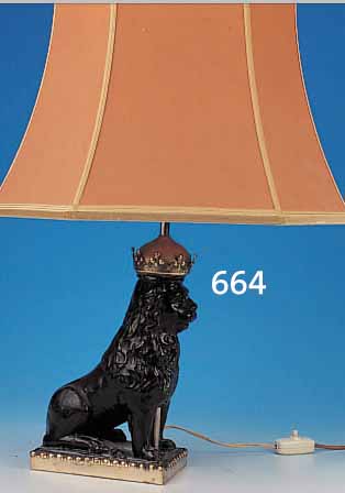 PAAR TISCHLAMPEN, ENGLAND, FüßE AUS KERAMIKSKULPTUREN AUS DEM 18. JH., LöWEN DARSTELLEND, IN DEN 30ER JAHREN SEKUNDäR MONTIERT ...