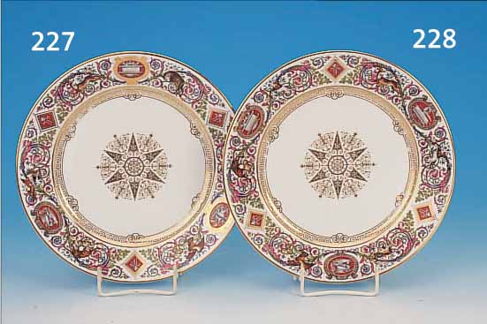 ZIERTELLER, SEVRES, CHATEAU FONTAINBLEAU, DAT.1846, PORZELLAN, FEINE BUNTE BEMALUNG, UM- LAUFENDER JAGDDEKOR VON WILD, ADLER, JAGD- HUNDEN U. ...