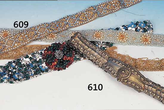 VIER KLEIDERAPPLIKATIONEN, DEUTSCH, ENDE 19. JH., STOFF, REICH BESTICKT MIT PAILLETTEN, GLASPERLCHEN UND STRAß, L. JE CA. 65-80 CM