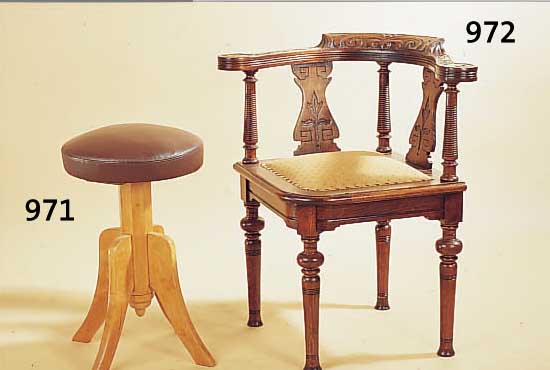 ECKSTUHL, JUGENDSTIL, EICHE, GEDRECHSELTE BEINE, RüCKENLEHNENSäULEN, Z.T. FLORAL GE- SCHNITZT, NEU GEPOLSTERT UND BEZOGEN, GERINGE ...