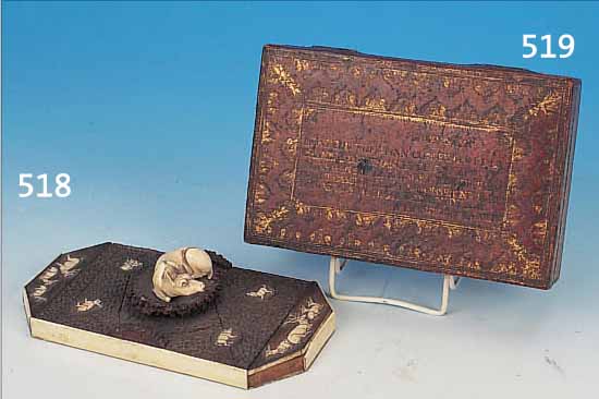 BRIEFBESCHWERER, DEUTSCH, UM 1760, HORN UND MIT EINGELASSENEN MINIATUREN UND BEKRöNUNG AUS ELFENBEIN IN TIERFORMEN, EINIGE ...