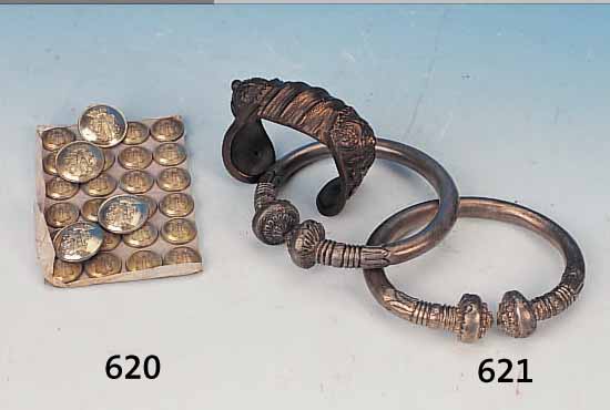 25 KLEINE UND 9 GROßE UNIFORMKNöPFE, HESSEN- NASSAU, UM 1870, METALL VERSILBERT MIT ERHABENEM WAPPENDEKOR