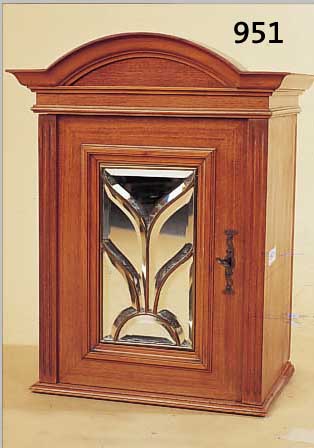 WANDSCHRäNKCHEN, DEUTSCH, UM 1910, , NUßBAUMFURNIER, FACETTIERTER SPIEGELEINSATZ. CA 47/35/26 CM