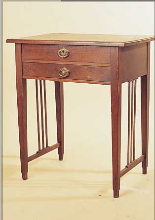 NäHTISCH, DEUTSCH, UM 1910, EICHEFURNIER, ZWEI SCHUBLADEN, EINE MIT INNENEINRICHTUNG, FURNIERSCHäDEN, OHNE ...