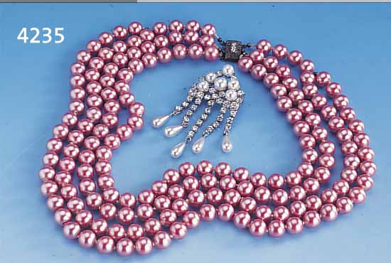 REICHES MODESCHMUCKKONVOLUT CA. 100 TEILE, DARUNTER CA. 35 KETTEN, 4 ARMBäNDER, 3 GüRTEL,11 PAAR OHRSCHMUCK, 25 BROSCHEN, 5 KRAWATTEN- NADELN, 8 ...