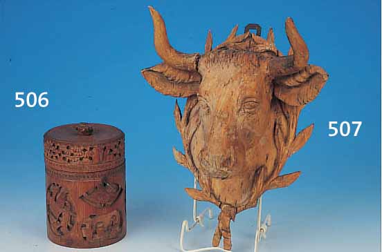 TEEDOSE, CHINA, UM 1870, BAMBUS, DOSE MIT VERSCHLIEßBAREM DECKEL, REICH GESCHNITZT, SCHARNIER SEK. SPANNUNGSRISSE, H.: 16 CM, D.: 12 CM.