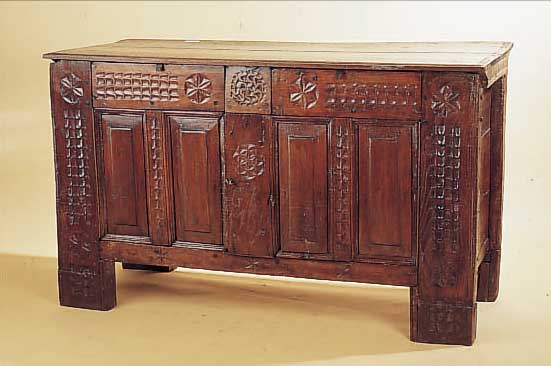 STOLLENTRUHE, HOLLAND, 1770/80, EICHE, UMGEBAUT ZUM SCHRANK, FRONT UND BEINE SEK., ZWEI SCHUBLADEN, 2-TüRIGM: ...