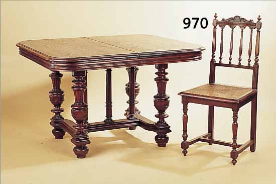 TISCH MIT 4 STüHLEN, 1880/90, EICHE MASSIV, STüHLE MIT KORBGEFLECHT, GEBRAUCHSSCHäDEN, TISCH CA. 72X112X104 CM, STüHLE CA. 95/46 CM