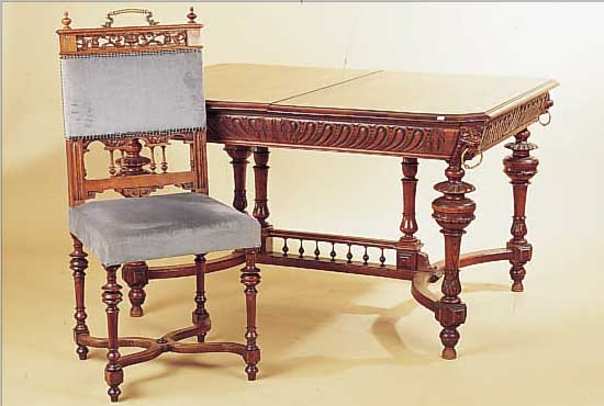 TISCH MIT 4 STüHLEN, BELGIEN, 1890/1900, EICHE, AUSZIEHTISCH OHNE EINLEGEBöDEN, STüHLE:BUCHE/EICHE, GEBRAUCHSSPUREN, TISCH M: 74X126X100 CM, ...