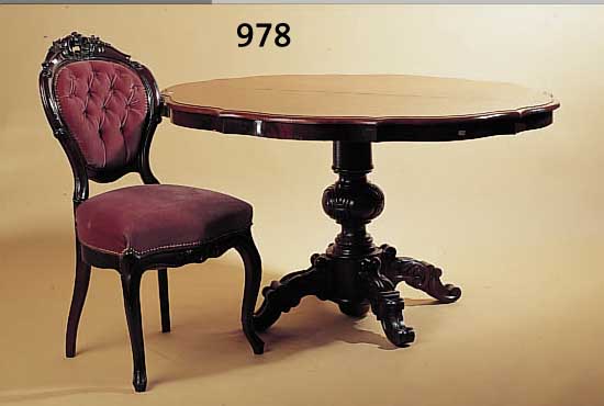 TISCH MIT 4 STüHLEN, WOHL HOLLAND, UM 1870, NUßBAUMFURNIER, Z.T. MASSIV, GESCHNITZTER FUß,TISCH M: 72X130X98 CM, STüHLE: 95 CM, SH:45 ...