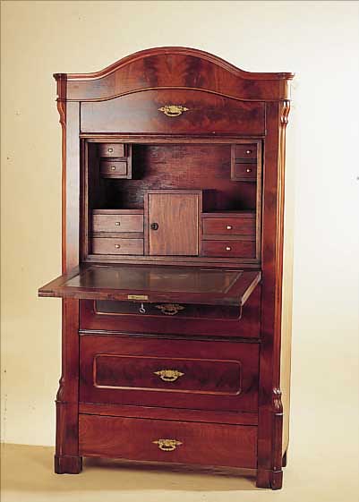STANDSEKRETäR, SüDDT., UM 1860, MAHAGONI, SCHREIBPLATTE MIT GRüNEM LEDERBEZUG, BESCHLäGEUND SCHLöSSER SEK., GEBRAUCHSSPUREN, M: ...