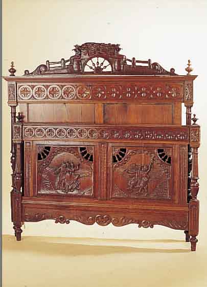 BETT, WOHL DEUTSCH, UM 1870/80, EICHE MASS.,REICH GESCHNITZT MIT 4 VOLLSäULEN, M: 154X200X148 CM, GEBRAUCHSSPUREN, OHNE ROST.