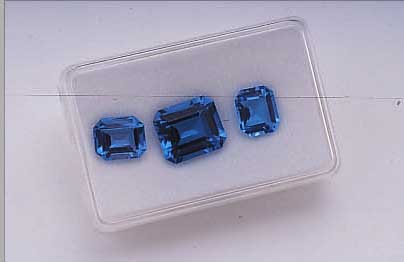 3 LOSE TOPASE (BEH.) ZUS. 21.77 CT, IM EMERALD-CUT
