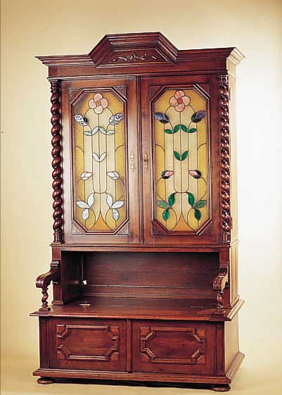 BüCHERSCHRANK, DEUTSCH, UM 1900, 2-TEILIG, EICHE, 2 GEDREHTE VOLLSäULEN, 2-TüRIG MIT FLORALER BLEIVERGLASUNG (Z.T. GESPRUNGEN), ...