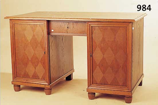SCHREIBTISCH, DEUTSCH, UM 1920, EICHEFUNIER,TüREN MIT EINLEGEARBEITEN, MIT 9 SCHüBEN, RESTAURIERT, GEBRAUCHSSPUREN, M: 79X130X71 CM