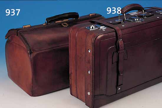 KOFFER, CHINA, 70ER JAHRE, BRAUNES SCHWEINS-LEDER, INNEN MIT BRAUNEM STOFF BEZOGEN, GEHEIMFACH, OHNE SCHLüSSEL, 20 X 60 X 31 CM