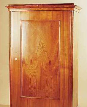 SCHRANK, MITTELDEUTSCH, UM 1860, ULME MASSIVEINTüRIG, 1 EINLEGEBODEN, RESTE ALTEN WURMBE- FALLS, SCHLüSSEL FEHLT, M.: 168X108X56 CM.