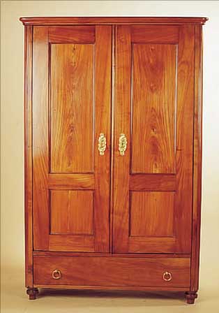 SCHRANK, SüDDEUTSCH UM 1860, KIRSCH MASSIV, SOCKELSCHUBLADE, KLEIDERHAKEN, RESTE ALTEN WURMBEFALLS, O. SCHLüSSEL, BESCHLäGE SEK., M.: ...
