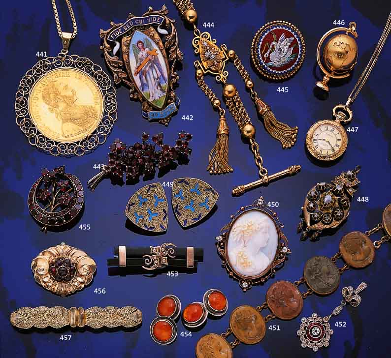 BROSCHE MIT ENGELHAUTKORALLENKAMEE, UM 1870, ROSE-G 585/000, FASSUNG MIT DIAMANTEN, FORTUNADARSTELLUNG MIT FEINEM HAARRIß, HERVOR-RAGENDE ...