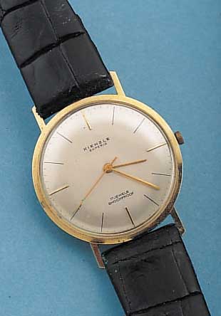 KIENZLE HERRENARMBANDUHR SUPERIA, DEUTSCH- LAND UM 1965, GG 585/000, FLACHE AUSF., VERS. BLATT, 17 ST., HANDAUFZUGKAL. 081/17, GLYC.- UNR., ...