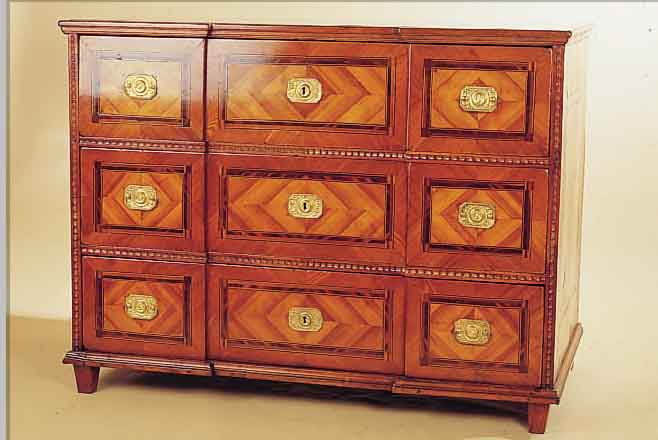 KOMMODE, SüDDEUTSCH, UM 1800, ULMENFURNIER,INTARSIENARBEITEN AUS BIRNE, RüSTER UND MAHA- GONI, LEISTENTEILE, FüßE U. BESCHLäGE SEK., KORPUS ...